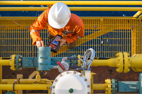 man working on oil rig wearing PPE