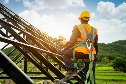 Protecting workers at height by wearing proper PPE